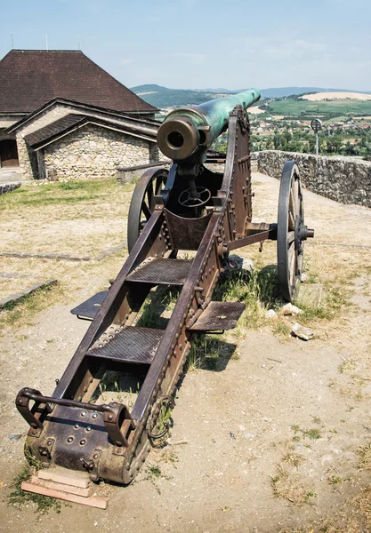 Cañón histórico oxidado, Trencin, Eslovaquia, tema de las armas — Foto de Stock