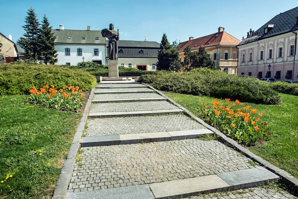 Statua di Pribina e tulipani arancioni in fiore, Nitra, Repubblica Slovacca — Foto Stock