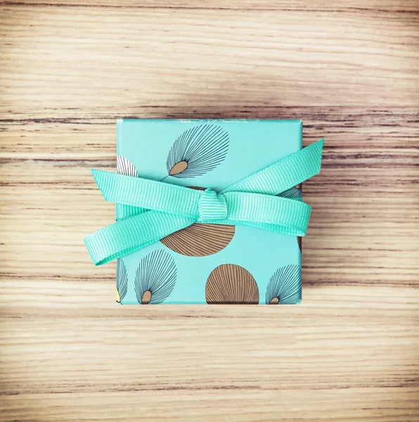 Painted gift box with ribbon, holiday symbol — Stock Photo, Image