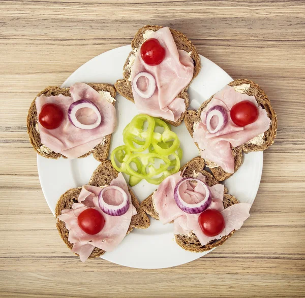Smakelijke volkoren brood met boter, ham, ui, paprika en che — Stockfoto