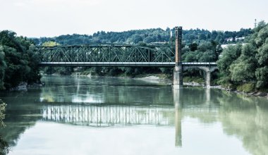 Eski demiryolu Köprüsü nehir, Passau, Almanya yansıtılır