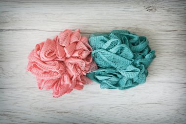Ahşap zemin üzerine pembe ve turkuaz tuvalet bezi