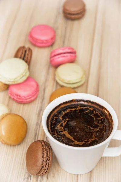 Tasse schwarzen Kaffee mit französischen bunten Macarons, süße Freude — Stockfoto