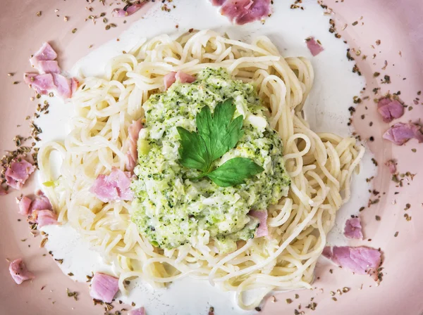 Tasty italian spaghetti with broccoli sauce, ham and parsley, in — Stock Photo, Image