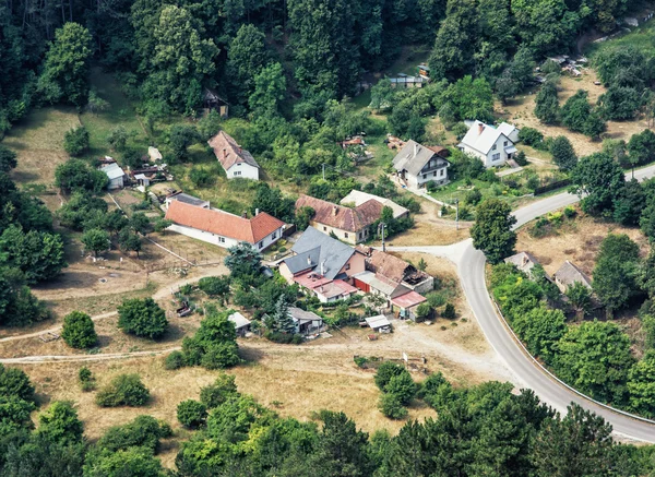 Le petit village entouré de forêts en République slovaque — Photo
