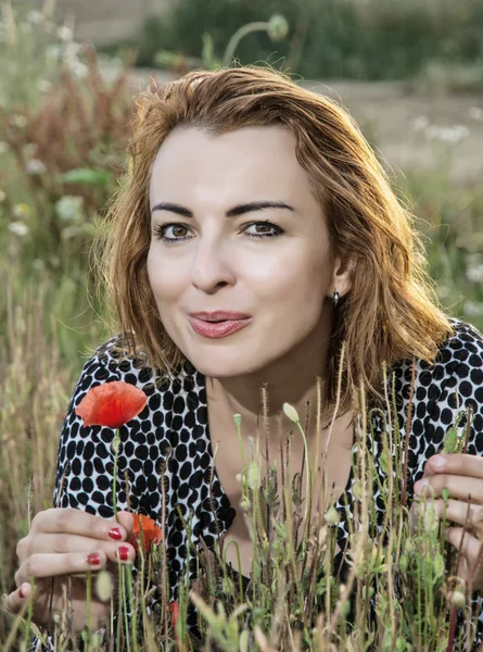 Красивая кавказская женщина позирует в маковых цветочных полях, красота , — стоковое фото