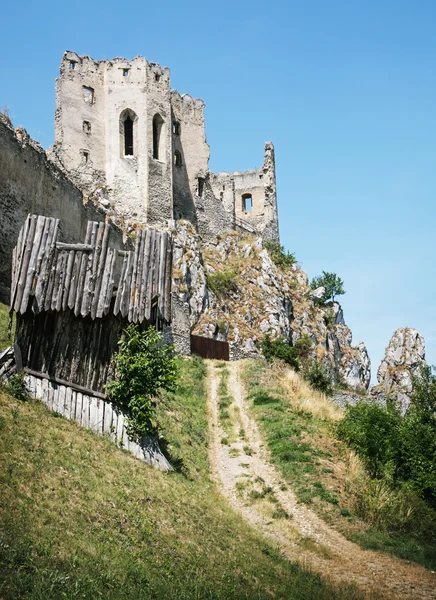 Beckov slottsruiner, Slovakiska republiken, Europa, resmål — Stockfoto