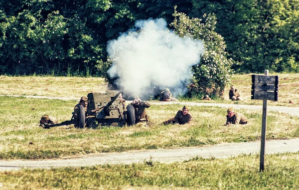 Reconstructie van de Tweede Wereldoorlog, Russische artillerie aanval — Stockfoto