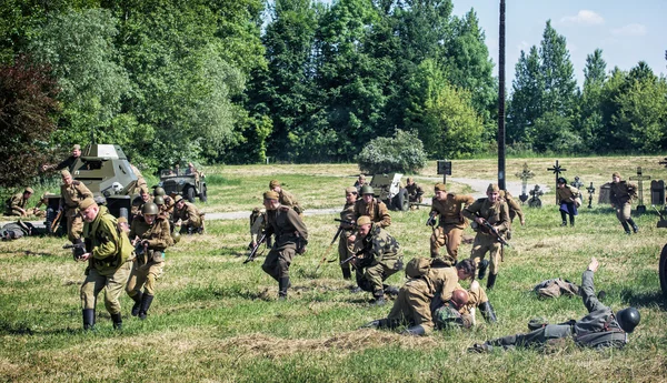 Reconstrucción de la Segunda Guerra Mundial, soldados alemanes se rinden —  Fotos de Stock