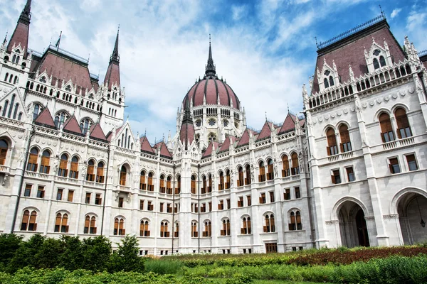 Edificio del parlamento húngaro - Orszaghaz en Budapest, Hungría — Foto de Stock