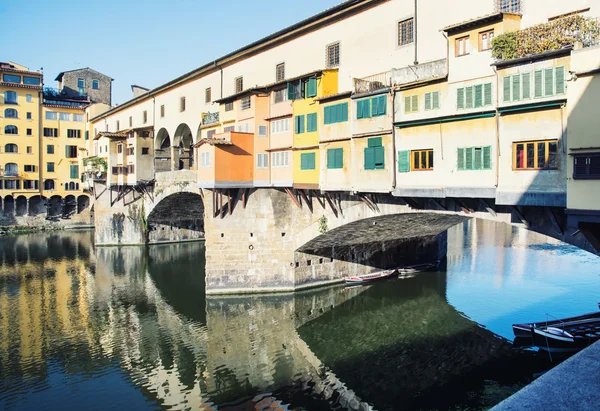 Όμορφη Ponte Vecchio είναι είδωλο στον ποταμό Άρνο, Φλωρεντία — Φωτογραφία Αρχείου