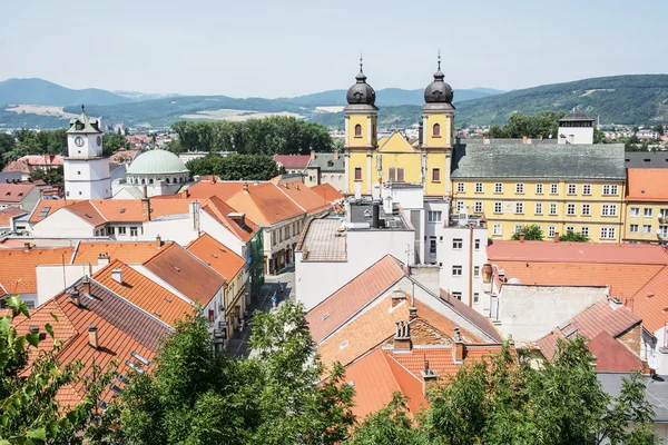 Trenčín stad met Piaristen kerk van saint Francis Xaversky — Stockfoto