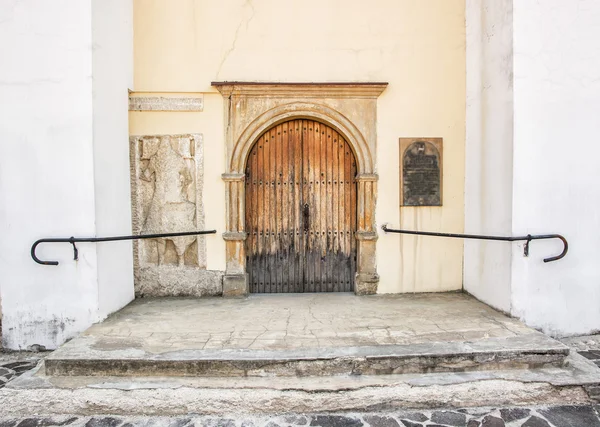 Oude houten poort met leuning aan de kerk, Trenčín, Slowakije — Stockfoto