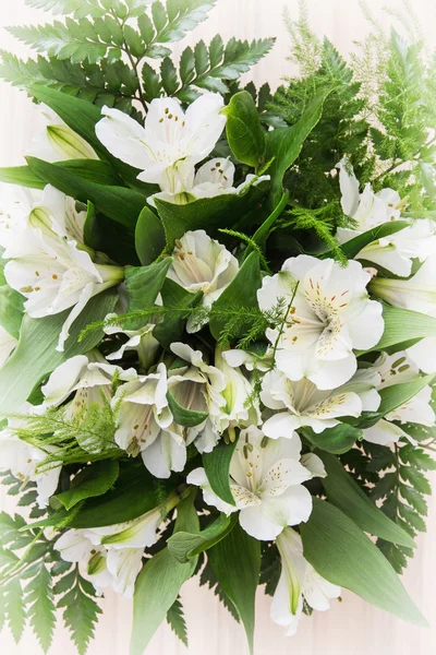 Ramo festivo de hermosas flores de hibisco blanco —  Fotos de Stock