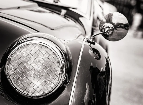 Carro vintage brilhante, vista de detalhe do farol, preto e branco — Fotografia de Stock