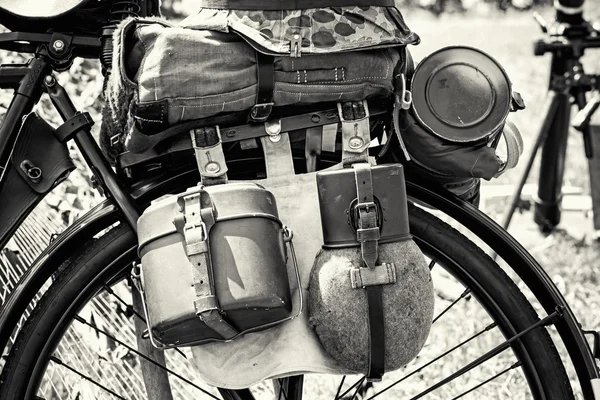 Närbild foto av gammal militär cykel med utrustning — Stockfoto
