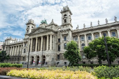 Güzel Etnografik müze Binası ve çiçek yatağı