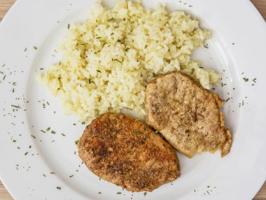 Beyaz tabakta yemek Tema pilavlı domuz tenderlion