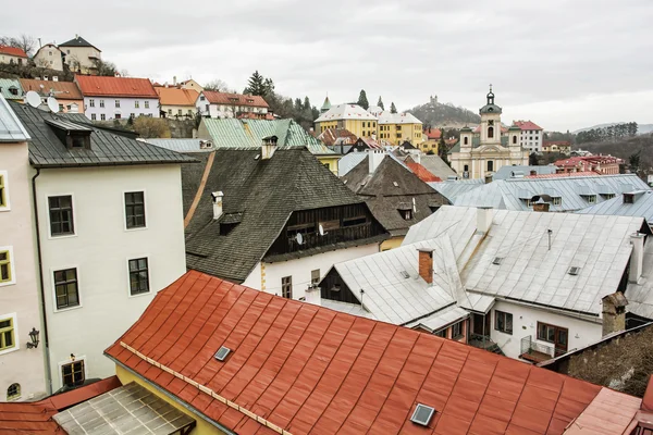 Banska Stiavnica na Eslováquia, centro histórico e colina calvária — Fotografia de Stock