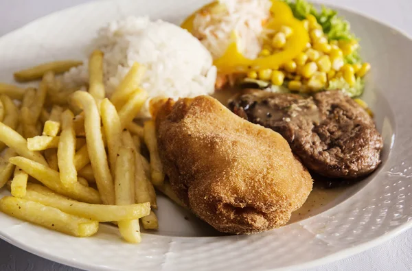 Menù festivo di petto di pollo saporito, cucina internazionale — Foto Stock