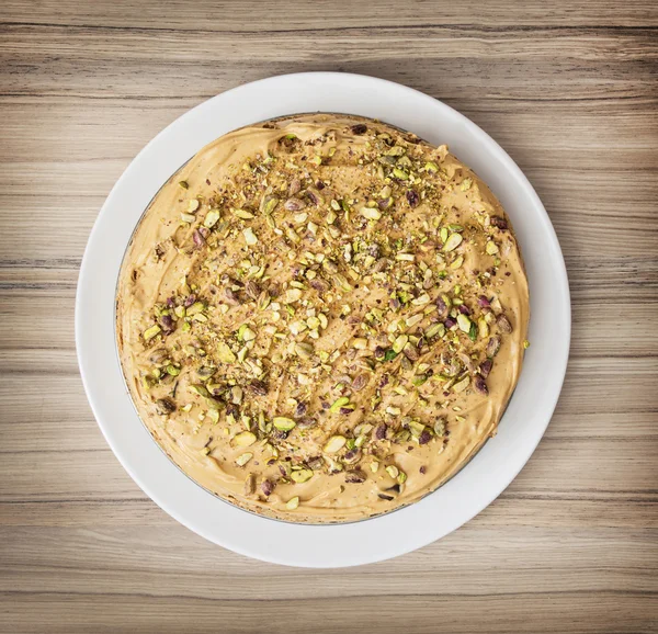 Tasty cake with caramel cream and pistachio, festive sweet food — Stock Photo, Image