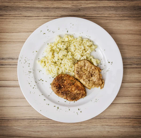 Leckere Schweinefilet mit Reis auf dem weißen Teller, Thema Essen — Stockfoto