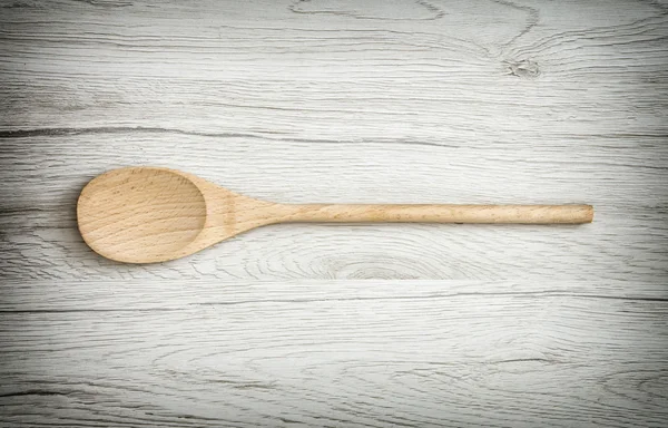 Una cuchara de madera sobre la mesa — Foto de Stock