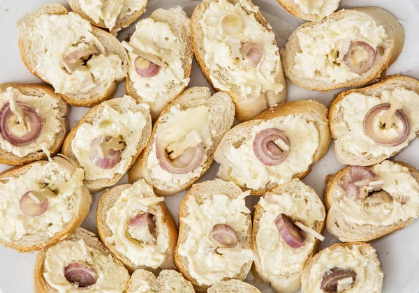 Ízletes Canapes vajjal és hagymával, előétel téma — Stock Fotó