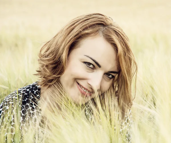 Mujer alegre natural posando en el campo de trigo, belleza —  Fotos de Stock
