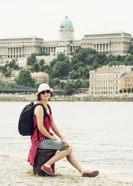 Alegre turista posando con el castillo de Buda en el río Danubio — Foto de Stock