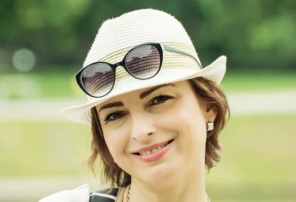 Retrato de jovem caucasiano mulher positiva — Fotografia de Stock