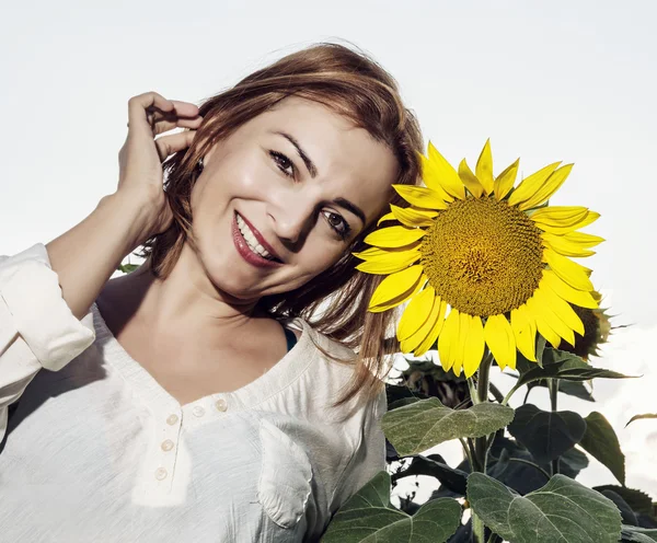 Hermosa mujer posando con girasol, belleza y naturaleza —  Fotos de Stock