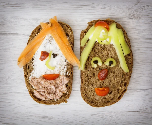 Two funny faces made of tasty bread, creative food — Stock Photo, Image