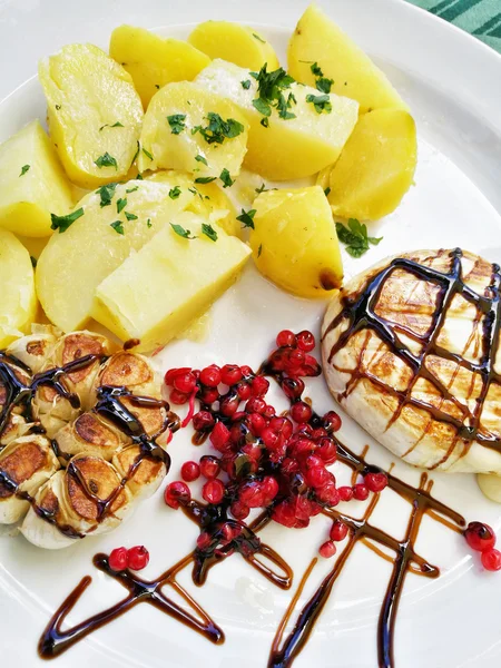 Ser Camembert z pieczonymi ziemniakami, rodzynki i czosnek — Zdjęcie stockowe