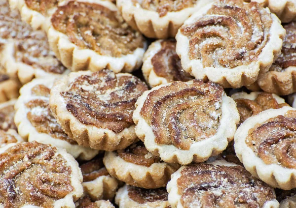 Biscuits à la crème de caramel et saupoudrer de sucre — Photo