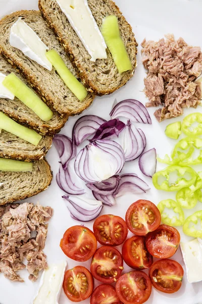 Volkoren brood met kaas, paprika, tonijn, UI — Stockfoto