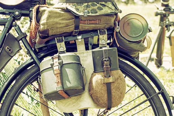 Foto de cerca de la vieja bicicleta militar con equipo, retro —  Fotos de Stock