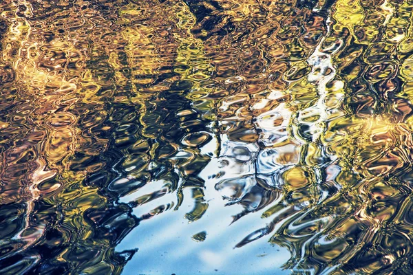 Golfde wateroppervlak met natuurlijke reflecties, artistieke foto f — Stockfoto