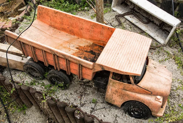 Vuile kinderen vrachtwagen bij de tuin — Stockfoto