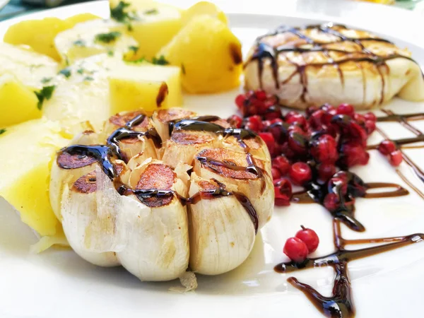 Camembert-Käse mit Bratkartoffeln, Johannisbeeren und Knoblauch — Stockfoto