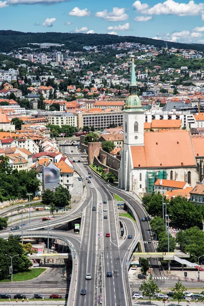 Saint Martin's kathedraal en brug Snp in Bratislava, Slowakije — Stockfoto