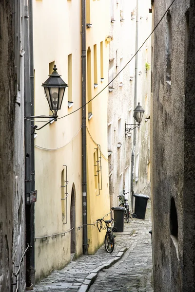 Ulica z dawnych domów w starym mieście Passau, Niemcy — Zdjęcie stockowe
