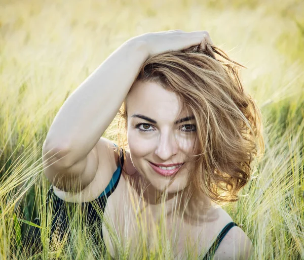 Молодая улыбающаяся кавказка, позирующая на пшеничном поле, красавица — стоковое фото