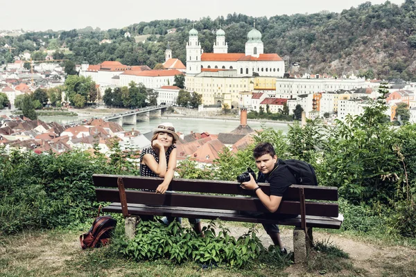 Caucasian woman with son posing on the wooden bench — Stock Photo, Image