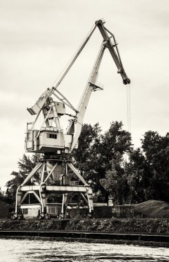 Kargo limanında, siyah beyaz fotoğraf vinç