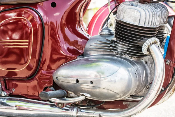 Detalle de la motocicleta roja veterana, encontrando ciclistas —  Fotos de Stock