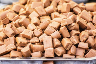 Karamelli şeker plaka üzerinde çiğneme