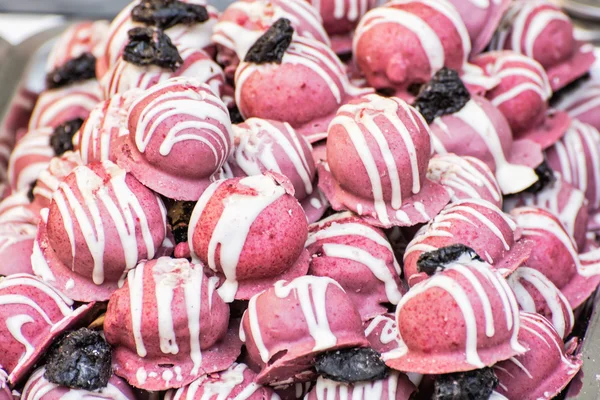 Bonbones dulces rosados en la tienda de dulces — Foto de Stock