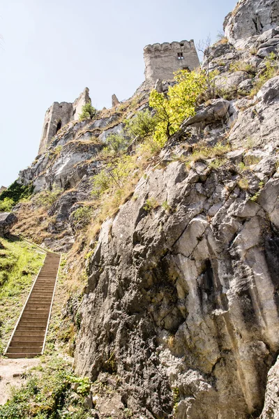 Ruinas del castillo Beckov, Eslovaquia, composición vertical — Foto de Stock