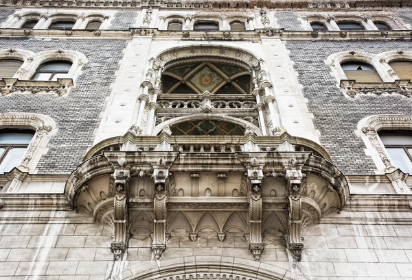 Eski tarihi bina, Budapeşte dekore edilmiş balkon — Stok fotoğraf